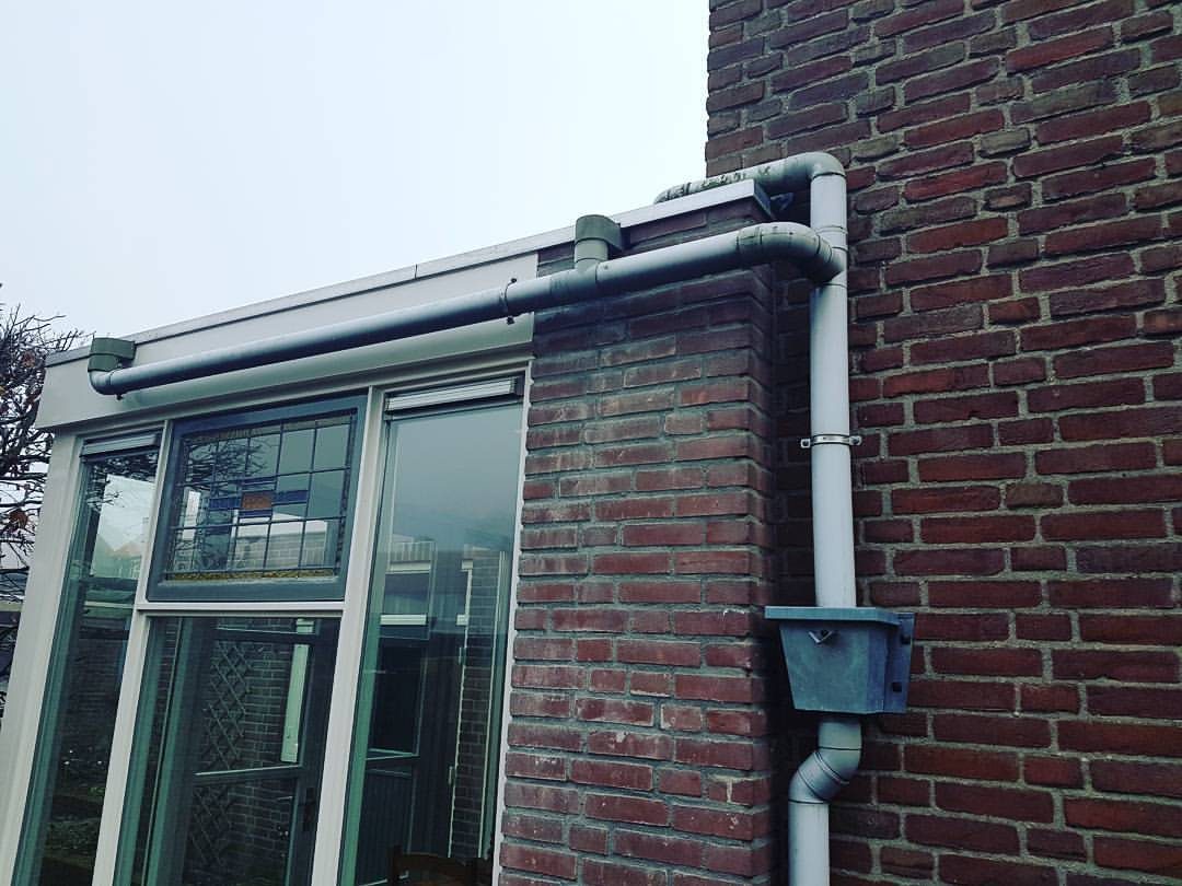 Aanbouw met grote stalen kozijnen aan een woning