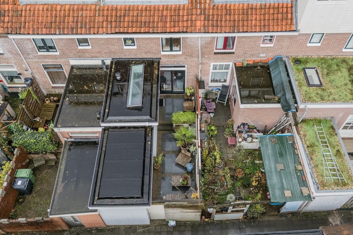 Aanbouw met platte daken en dakramen, van bovenaf gezien