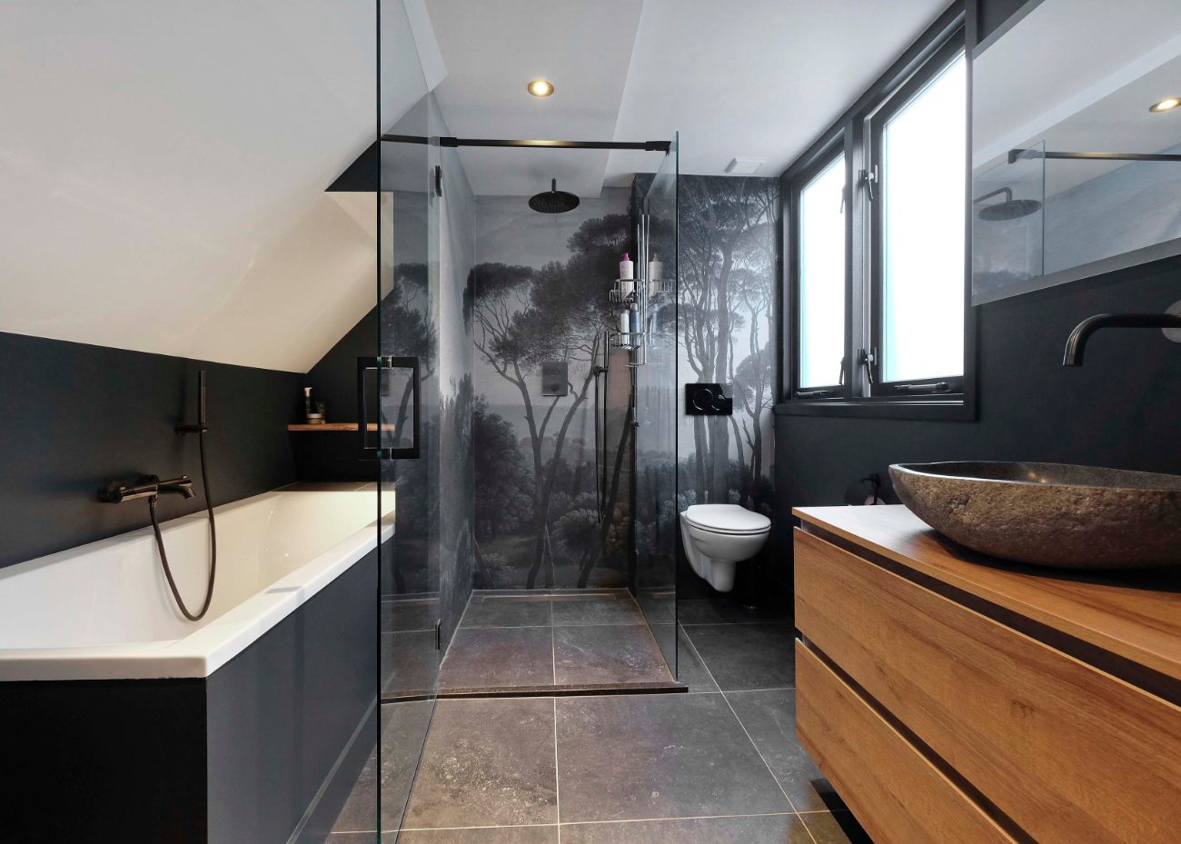 Moderne badkamer met inloopdouche en houten wastafelmeubel